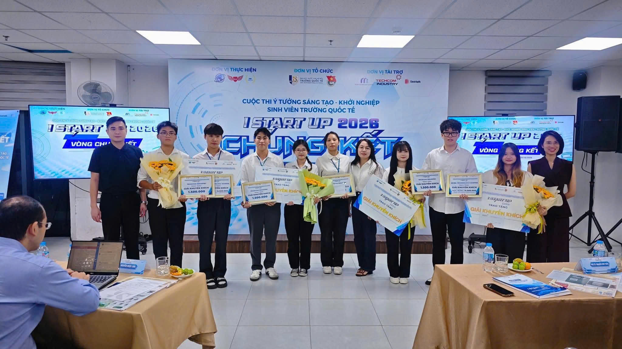 Đại diện MCNA Technology School và Trường Quốc tế – Đại học Quốc gia Hà Nội tại ISTARTUP 2026